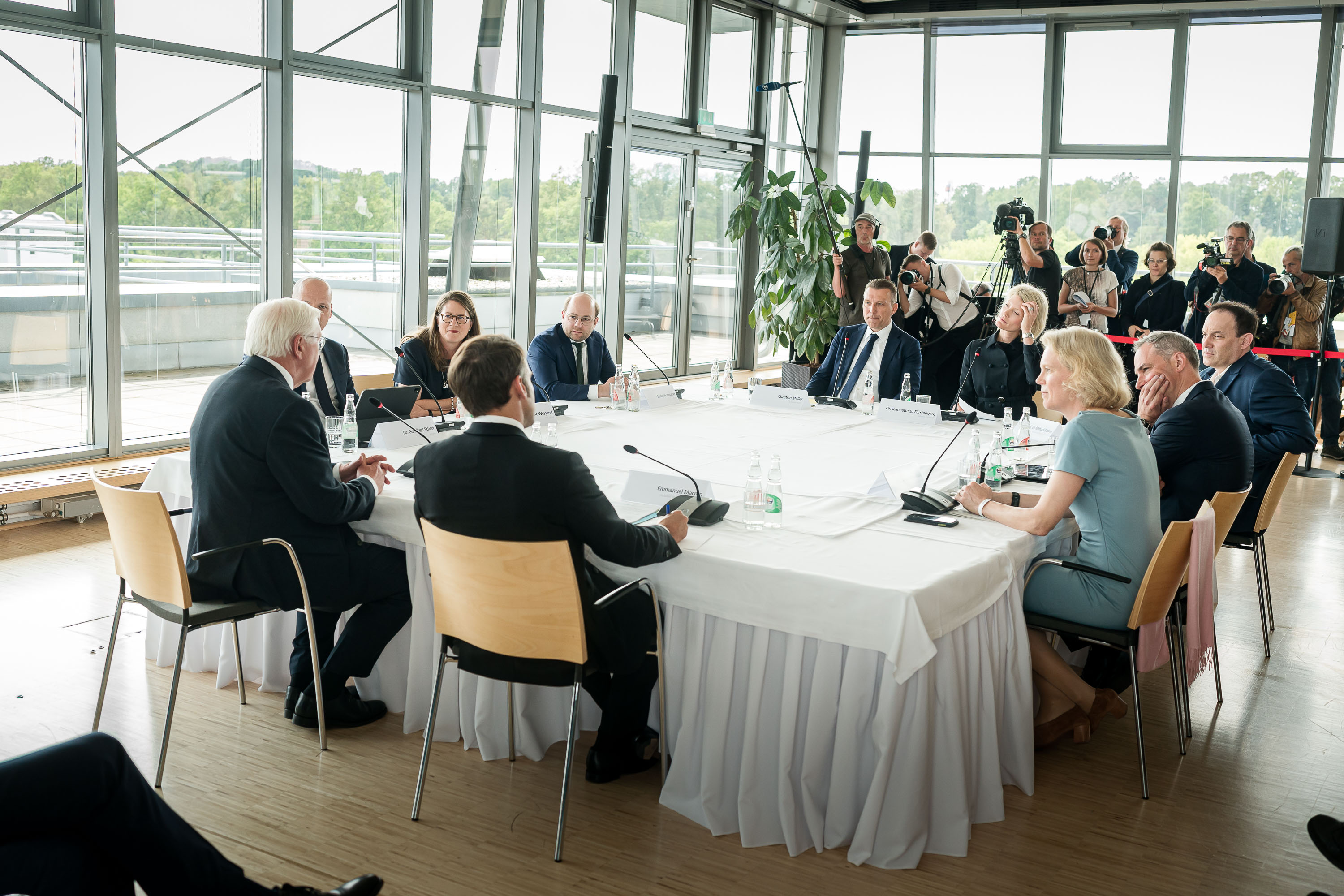 Die Gesprächsrunde rund um den französische Staatspräsident Emmanuel Macron, Bundespräsident Frank-Walter Steinmeier und Prof. Dr. Katharina Hölzle